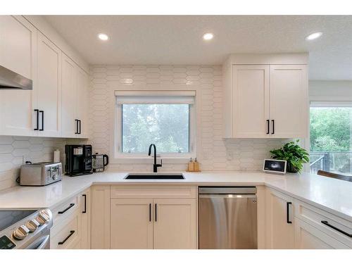 2199 Sirocco Drive Sw, Calgary, AB - Indoor Photo Showing Kitchen With Upgraded Kitchen