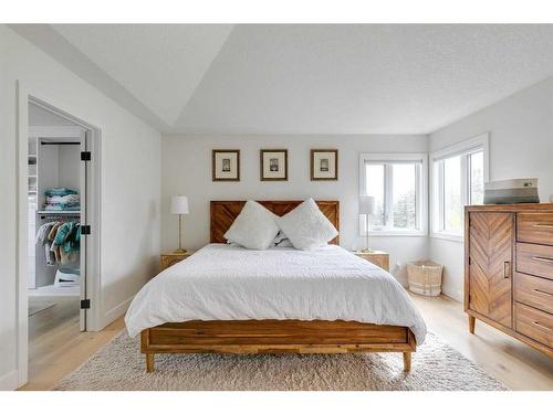 2199 Sirocco Drive Sw, Calgary, AB - Indoor Photo Showing Bedroom