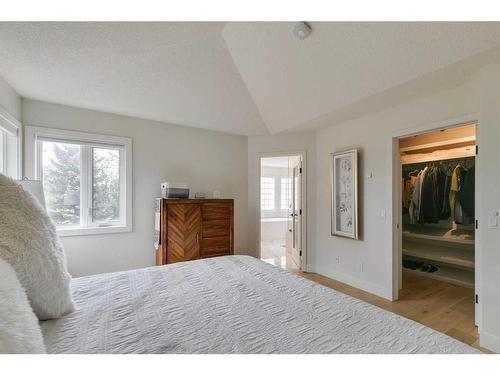 2199 Sirocco Drive Sw, Calgary, AB - Indoor Photo Showing Bedroom