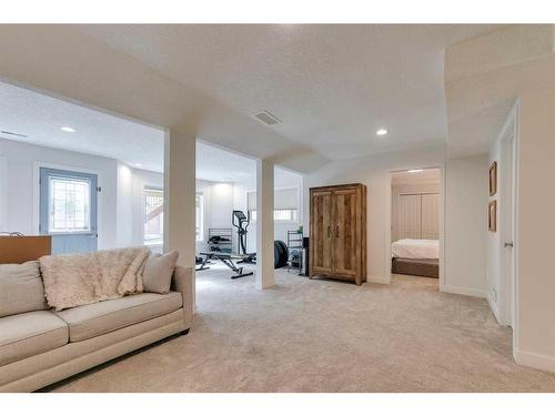 2199 Sirocco Drive Sw, Calgary, AB - Indoor Photo Showing Living Room