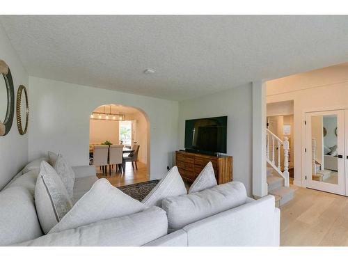 2199 Sirocco Drive Sw, Calgary, AB - Indoor Photo Showing Living Room