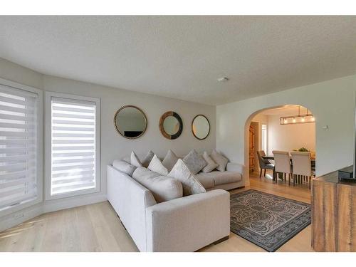 2199 Sirocco Drive Sw, Calgary, AB - Indoor Photo Showing Living Room