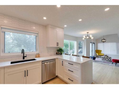 2199 Sirocco Drive Sw, Calgary, AB - Indoor Photo Showing Kitchen With Upgraded Kitchen