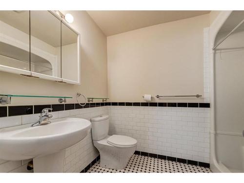 306 11 Street Nw, Calgary, AB - Indoor Photo Showing Bathroom