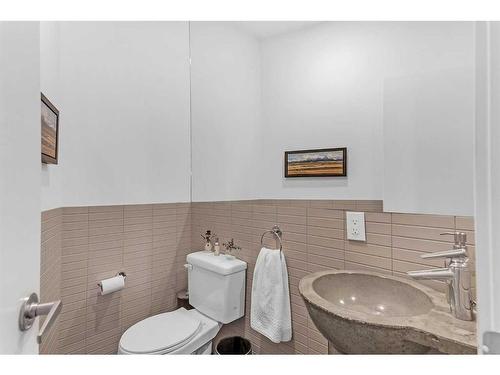 914 8 Avenue Se, Calgary, AB - Indoor Photo Showing Bathroom