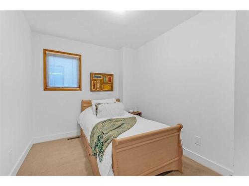 914 8 Avenue Se, Calgary, AB - Indoor Photo Showing Bedroom