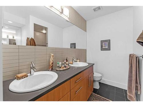 914 8 Avenue Se, Calgary, AB - Indoor Photo Showing Bathroom