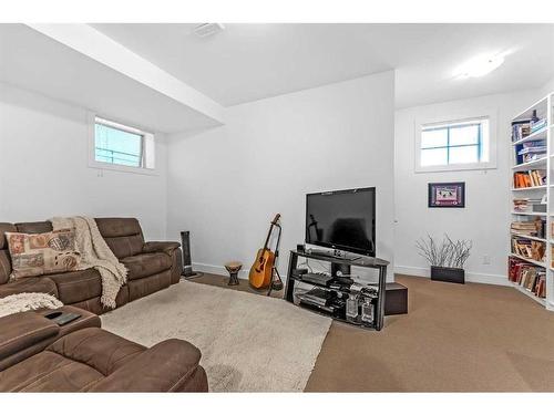 914 8 Avenue Se, Calgary, AB - Indoor Photo Showing Living Room