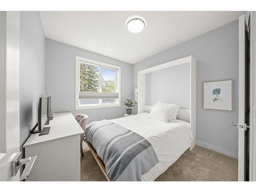 3013 34 Street Sw, Calgary, AB - Indoor Photo Showing Bedroom