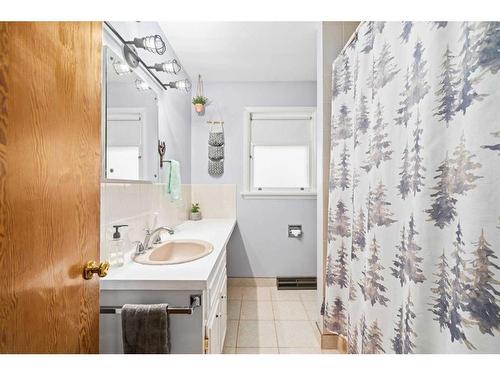 4720 6 Street Sw, Calgary, AB - Indoor Photo Showing Bathroom
