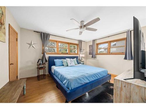 4720 6 Street Sw, Calgary, AB - Indoor Photo Showing Bedroom