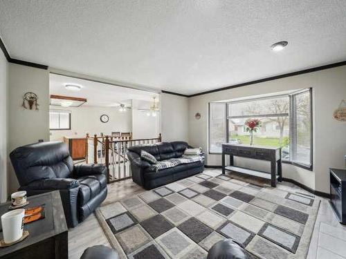 395 Cantrell Drive Sw, Calgary, AB - Indoor Photo Showing Living Room