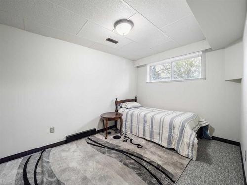 395 Cantrell Drive Sw, Calgary, AB - Indoor Photo Showing Bedroom