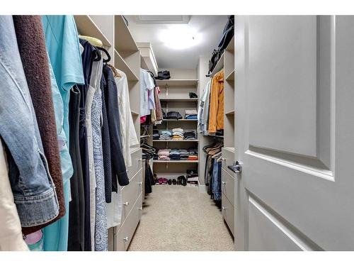 1410 26A Street Sw, Calgary, AB - Indoor With Storage