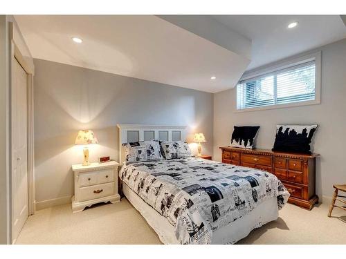 1410 26A Street Sw, Calgary, AB - Indoor Photo Showing Bedroom