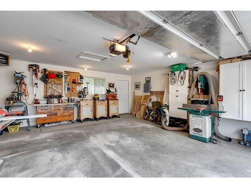1410 26A Street Sw, Calgary, AB - Indoor Photo Showing Garage