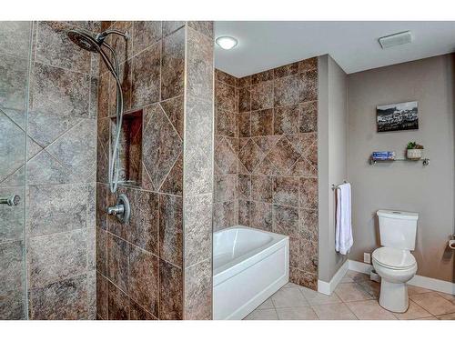 707 20 Street Nw, Calgary, AB - Indoor Photo Showing Bathroom