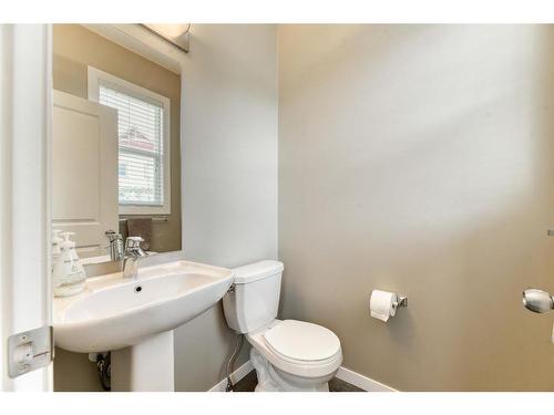 225 New Brighton Row Se, Calgary, AB - Indoor Photo Showing Bathroom
