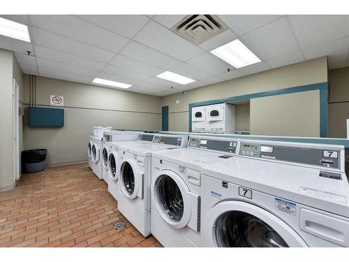 902-738 3 Avenue Sw, Calgary, AB - Indoor Photo Showing Laundry Room
