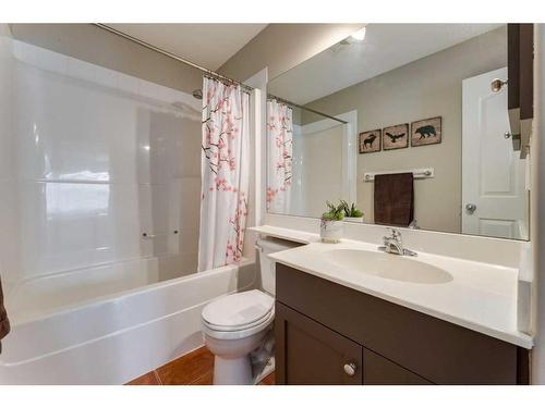 47 Cougarstone Common Sw, Calgary, AB - Indoor Photo Showing Bathroom