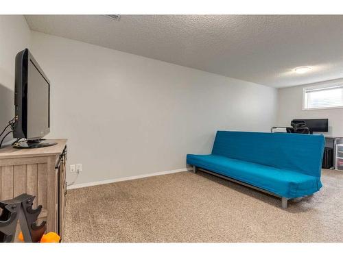 47 Cougarstone Common Sw, Calgary, AB - Indoor Photo Showing Other Room