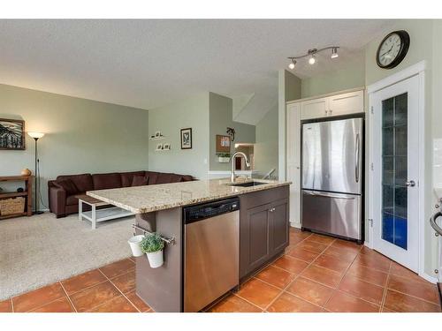 47 Cougarstone Common Sw, Calgary, AB - Indoor Photo Showing Kitchen