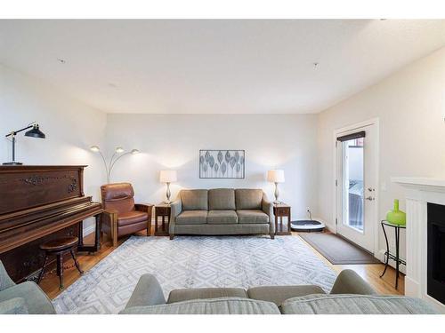 1307-10221 Tuscany Boulevard Nw, Calgary, AB - Indoor Photo Showing Living Room