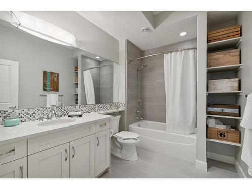6 Timberline Place Sw, Calgary, AB - Indoor Photo Showing Bathroom