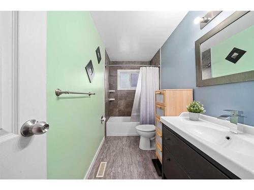 544 Blackthorn Green Ne, Calgary, AB - Indoor Photo Showing Bathroom