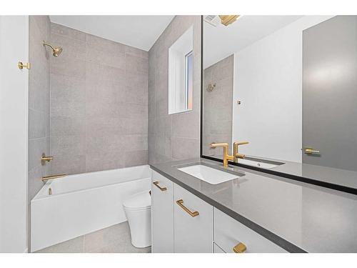 216 13 Street Ne, Calgary, AB - Indoor Photo Showing Bathroom