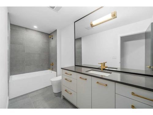 216 13 Street Ne, Calgary, AB - Indoor Photo Showing Bathroom