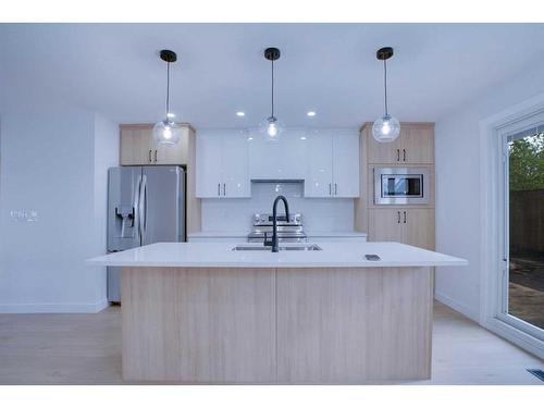 10911 Elbow Drive Sw, Calgary, AB - Indoor Photo Showing Kitchen With Upgraded Kitchen