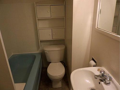 240 27 Avenue Ne, Calgary, AB - Indoor Photo Showing Bathroom