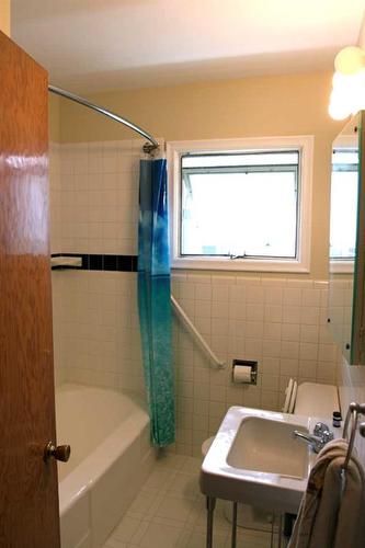 240 27 Avenue Ne, Calgary, AB - Indoor Photo Showing Bathroom