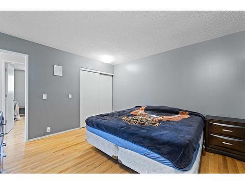 111 Bow Green Crescent Nw, Calgary, AB - Indoor Photo Showing Bedroom