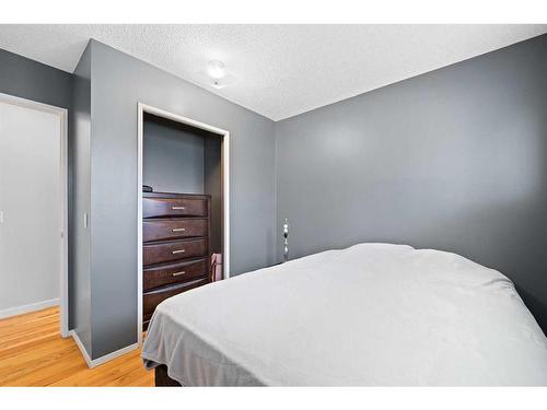 111 Bow Green Crescent Nw, Calgary, AB - Indoor Photo Showing Bedroom