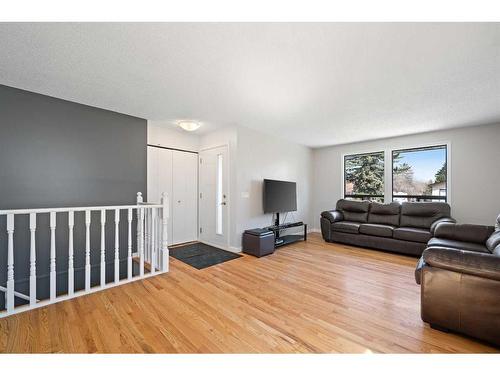 111 Bow Green Crescent Nw, Calgary, AB - Indoor Photo Showing Other Room