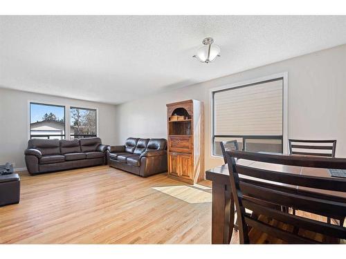 111 Bow Green Crescent Nw, Calgary, AB - Indoor Photo Showing Living Room