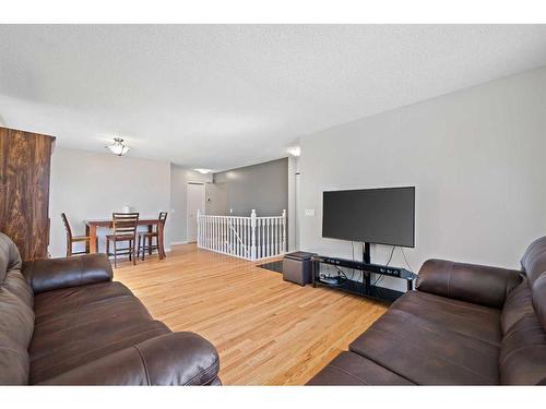 111 Bow Green Crescent Nw, Calgary, AB - Indoor Photo Showing Living Room