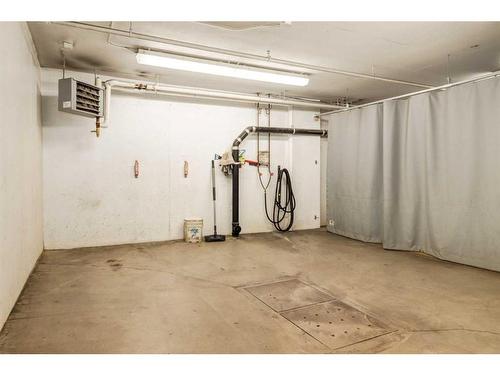 637-910 Centre Street Ne, Calgary, AB - Indoor Photo Showing Garage