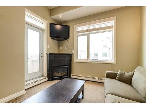 637-910 Centre Street Ne, Calgary, AB - Indoor Photo Showing Living Room With Fireplace