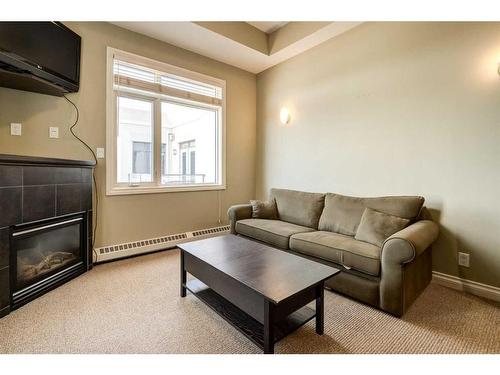 637-910 Centre Street Ne, Calgary, AB - Indoor Photo Showing Living Room With Fireplace