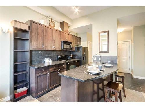 637-910 Centre Street Ne, Calgary, AB - Indoor Photo Showing Kitchen With Double Sink
