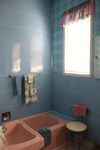 412 Marten Street, Banff, AB - Indoor Photo Showing Bathroom