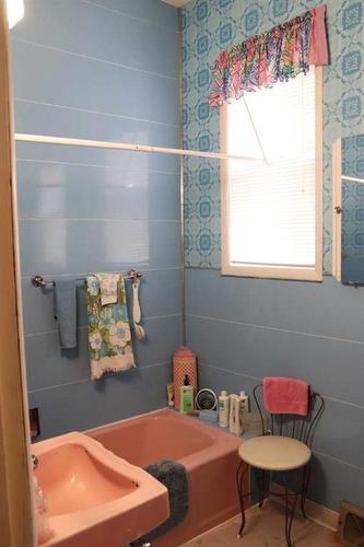 412 Marten Street, Banff, AB - Indoor Photo Showing Bathroom