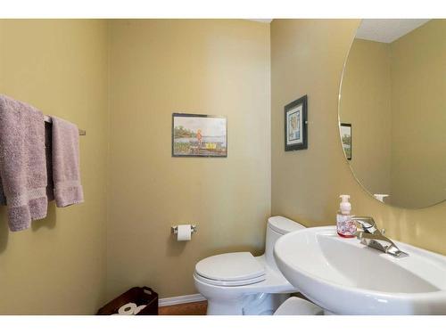 320 Cresthaven Place Sw, Calgary, AB - Indoor Photo Showing Bathroom