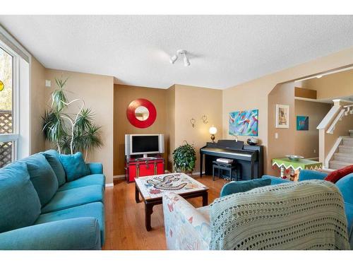 320 Cresthaven Place Sw, Calgary, AB - Indoor Photo Showing Living Room