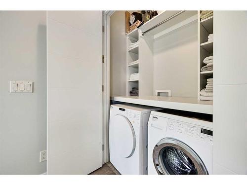 1823 William Street Se, Calgary, AB - Indoor Photo Showing Laundry Room