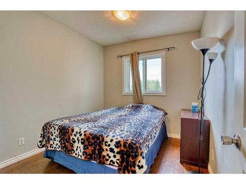 1043 Canfield Crescent Sw, Calgary, AB - Indoor Photo Showing Bedroom