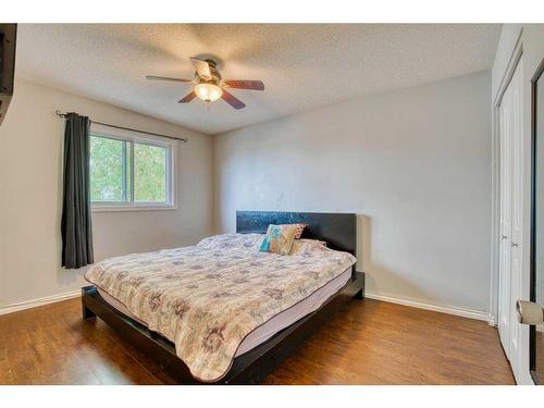 1043 Canfield Crescent Sw, Calgary, AB - Indoor Photo Showing Bedroom